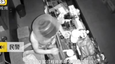 حيلة غبية للص لتغطية وجهه من الكاميرات (فيديو)