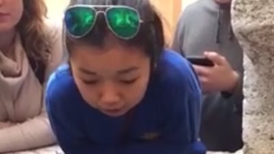 بالفيديو.. شاهد ما فعله بئر في صوت فتاة