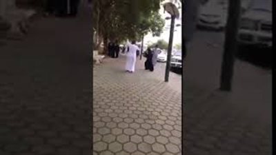 شاب وفتاة يرقصان في الشارع بالسعودية (فيديو)