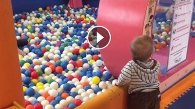 بالفيديو.. لقطات طريفة لسقطات أطفال رصدها الآباء عن طريق الصدفة