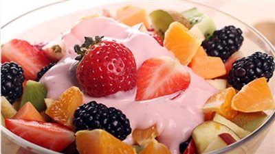 سلطة الفواكه بالزبادي لأطفالك من المطبخ اللبناني