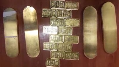 إحباط تهريب ٤ سبائك ذهب و15 قطعة مشغولات للهند بمطار القاهرة