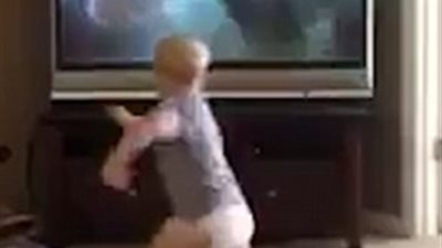 بالفيديو والصور.. طفل يقلد المصارع «الصخرة» بحركات عفوية