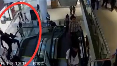 نهاية مروعة لشاب قفز فوق حافة سلم كهربائي (فيديو)