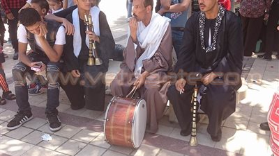 بالفيديو.. زوار حديقة الأزهر يرقصون على أنغام المزمار البلدي
