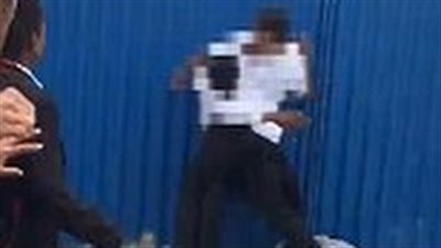 بالفيديو والصور.. اعتداء وحشي من 20 طالبا على طفل داخل مدرسة