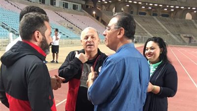 السفير المصرى يحضر مران المنتخب برادس