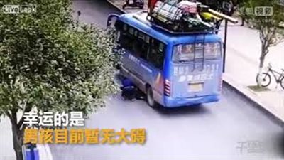 لقطات مروعة لسائق حافلة يدهس صبيا (فيديو)