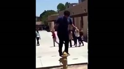 نهاية مروعة لشاب حاول استعراض رشاقته فوق صنبور الحريق (فيديو)