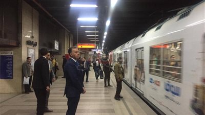 وزير النقل يفاجئ العاملين بعدد من محطات الخط الأول للمترو
