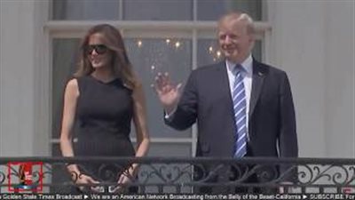 بالفيديو.. ترامب يتابع كسوف الشمس بدون نظارات واقية