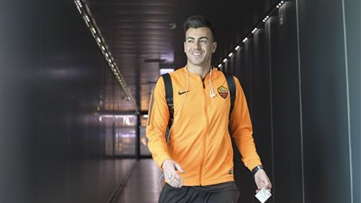 لاعبو روما يطيرون إلى إسبانيا لمواجهة برشلونة (صور)