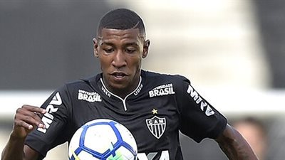 برشلونة يضم خليفة داني ألفيس من البرازيل