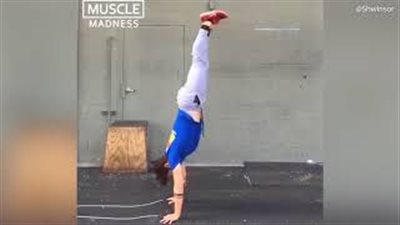 بالفيديو والصور.. شاب يستعرض مهارته المذهلة في القفز بالحبل