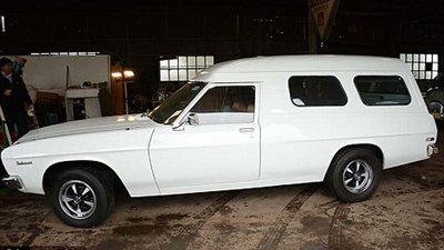 بالفيديو والصور.. مزاد لبيع سيارات نادرة