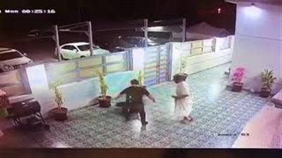 رد فعل قاسي لعائلة اقتحم كلب ضال منزلهم بالكويت (فيديو)