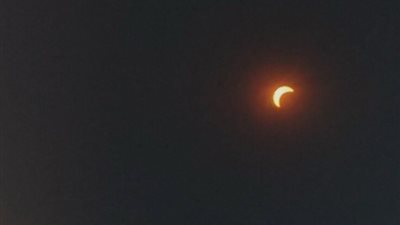 رواد تويتر يتداولون صورا رائعة ترصد لحظة «#كسوف_الشمس» التاريخي