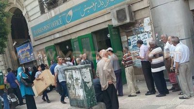 بالصور.. ازدحام أصحاب المعاشات أمام «مكتب بريد رمسيس»