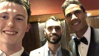 تفاصيل تسلل طالب إلى حفل «فيفا» واصطدامه بمحمد صلاح (صور)