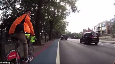 بالفيديو والصور.. سائق دراجة متهور يكاد يتسبب في كارثة مروعة