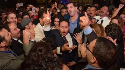 كريم عفيفي يسخر من صورة له في حفل زفاف مصطفى خاطر