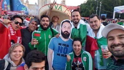 «كوميديا الجمهور في المونديال».. «زلزال صناعي» بسبب فرحة المكسيك بفوز منتخبهم.. مجموعة من المشجعين يحضرون مجسما لصديقهم بسبب رفض زوجته السفر.. ولافتة المهندسة «آمال عبد الحميد