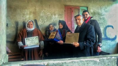 «الكبد المصري» تكرم أسرة شهيد الواجب الوطني ابن الدقهلية (صور)