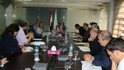 «فهمي» يترأس اجتماعا تنسيقيا للوضع البيئي بفرع رشيد ونفوق الأسماك