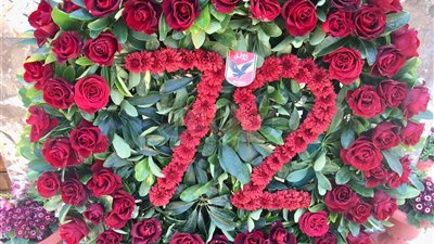 أهالي شهداء ستاد بورسعيد يضعون الزهور على النصب التذكاري بالأهلي