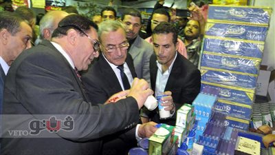 بالصور.. محافظ القليوبية يفتتح معرضا للسلع الغذائية في شبرا