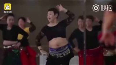 عجوز صينية تعلم الفتيات الرقص الشرقي (فيديو)