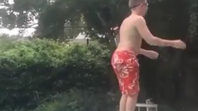 بالفيديو.. أطرف مواقف حمامات السباحة