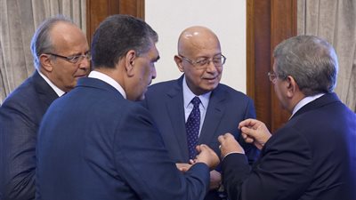 تفاصيل اجتماع الحكومة .. إشادة بجهود تحرير «الحايس».. وقف تصاريح إعلانات الشوارع حتى إعداد تشريع جديد.. إغلاق ٦٠ ألف حساب حكومي بالبنك المركزي.. ٢ مليون و٦٤٦ ألف سيدة مستفيدة من أنشطة «