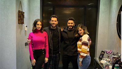 تامر حسني يستقبل النجم التركي مراد يلدريم وزوجته في منزله