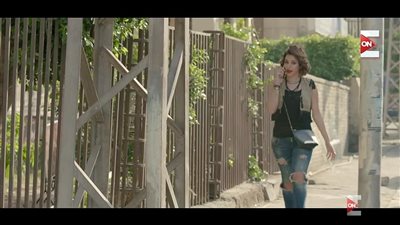 ياسمين عبد العزيز تنقذ سارة نخلة من فضيحة في «هربانة منها»