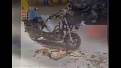 بالفيديو.. لحظة انتحار رجل من أعلى مبنى واصطدامه بدراجة نارية