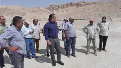وزير الآثار يتفقد أعمال حفائر البعثات الأثرية بالبر الغربي في الأقصر