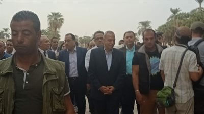 رئيس الوزراء ووزير الآثار يتفقدان أعمال الترميم بمعبد الأقصر (صور)