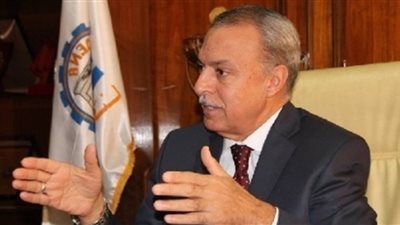 محافظ قنا يغلق موسم توريد القمح