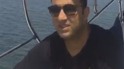 بالفيديو.. ميدو يقود يختا في بريطانيا