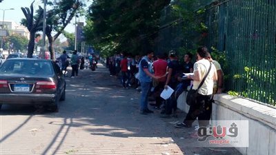 بالصور.. توافد طلاب الثانوية إلى مدرسة الجيزة لأداء الامتحانات