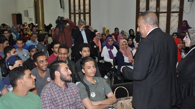 محافظ الجيزة يشارك طلاب الثانوية العامة محاضرة في اللغة الإنجليزية