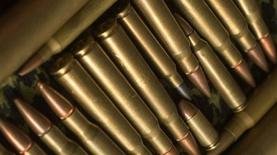 العثور على طلقات نارية بحوزة مسجل خطر في 