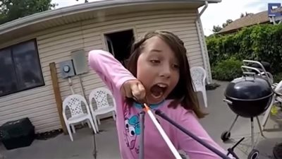 بالفيديو.. طفلة تخلع ضرسها بالقوس والسهم