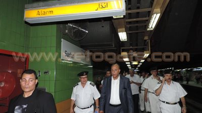 بالصور.. مدير شرطة النقل يتفقد محطات المترو ومواقف الأتوبيسات