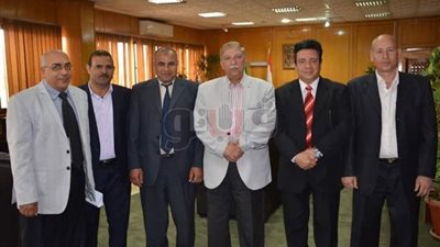 محافظ الإسماعيلية يناقش مقترحات تطوير برامج التدريب القيادي للعاملين