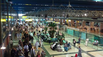 بالصور.. زيادة أعداد المعتمرين المتجهين للأراضي المقدسة بمطار القاهرة