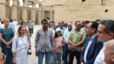 مدبولي يختتم زيارته لقنا.. يتوجه إلى الأقصر لاستقلال الطائرة.. يرحب بالسائحين في معبد الأقصر.. يتابع معدلات تنفيذ محور «قوص -نقادة».. يتفقد مصنعًا لإنتاج الخلايا الشمسية