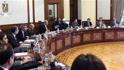 استقبال حافل لـ«شريف إسماعيل» في اجتماع الوزراء