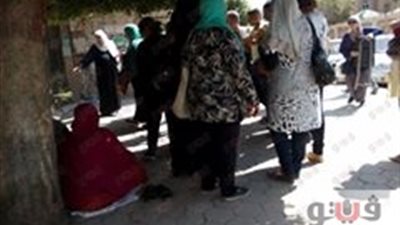 بالفيديو.. إغماء ولي أمر طالبة أمام مدرسة إنصاف سري الثانوية